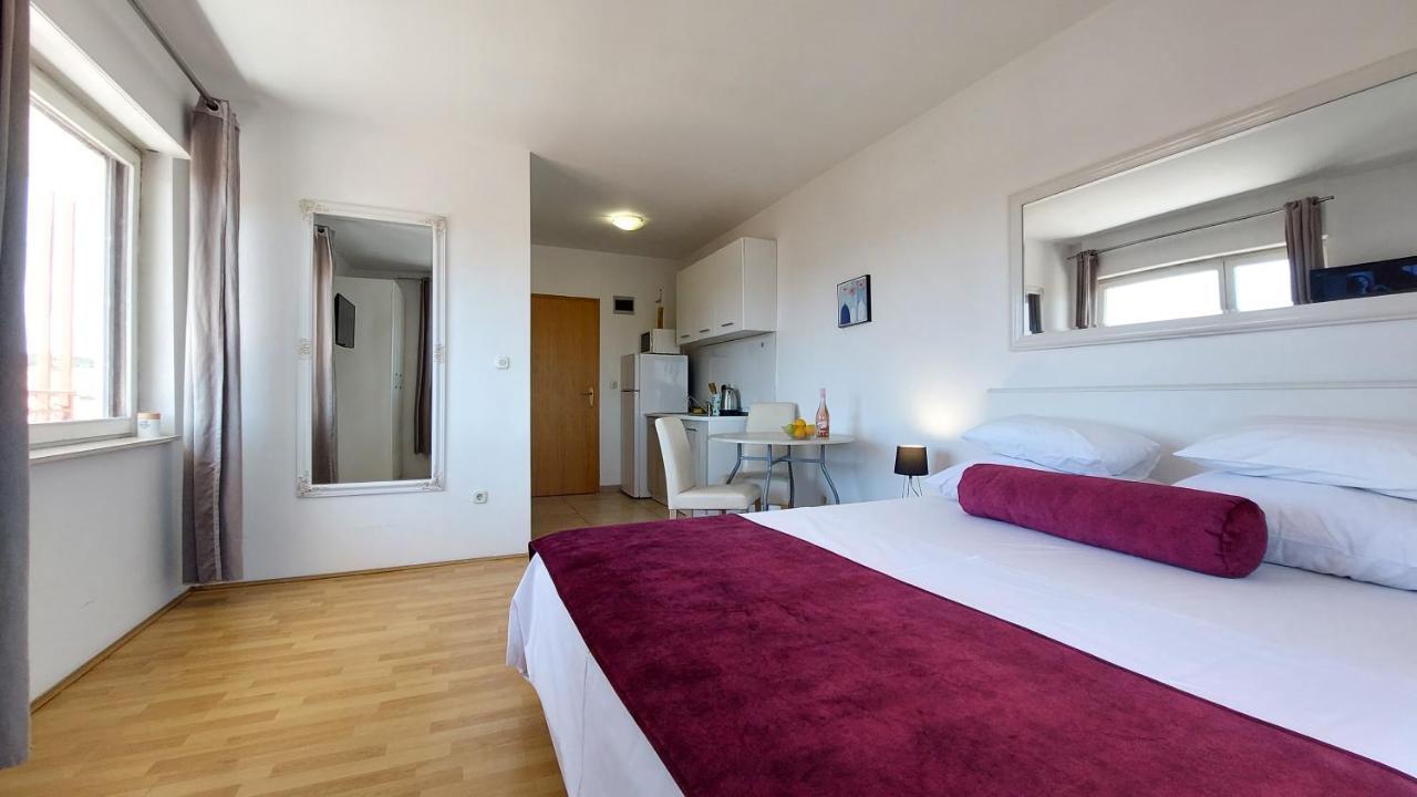 Sea Side Apartments Vodice Bagian luar foto